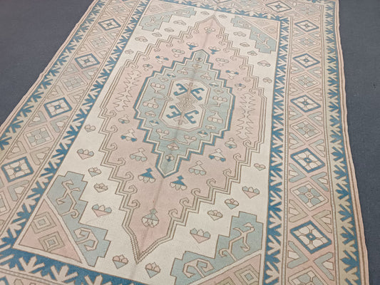 Pastel Turkish Kilim Style Area Rug – Soft Geometric Tribal Carpet in Cream & Blue