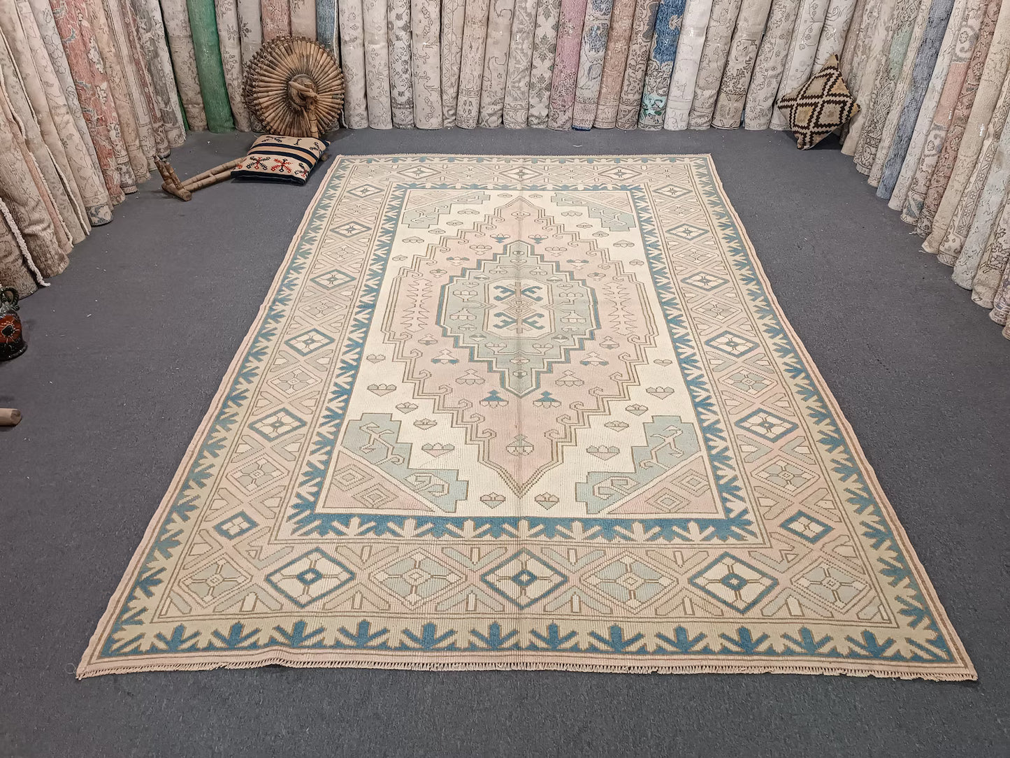 Pastel Turkish Kilim Style Area Rug – Soft Geometric Tribal Carpet in Cream & Blue