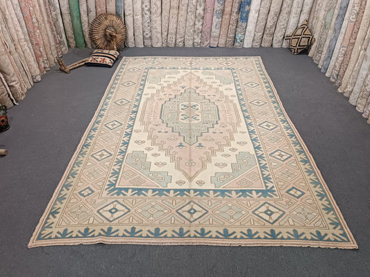 Pastel Turkish Kilim Style Area Rug – Soft Geometric Tribal Carpet in Cream & Blue