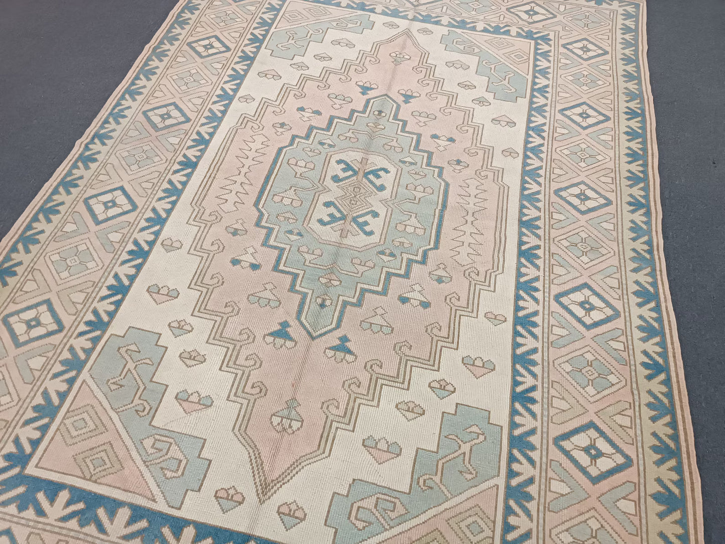 Pastel Turkish Kilim Style Area Rug – Soft Geometric Tribal Carpet in Cream & Blue