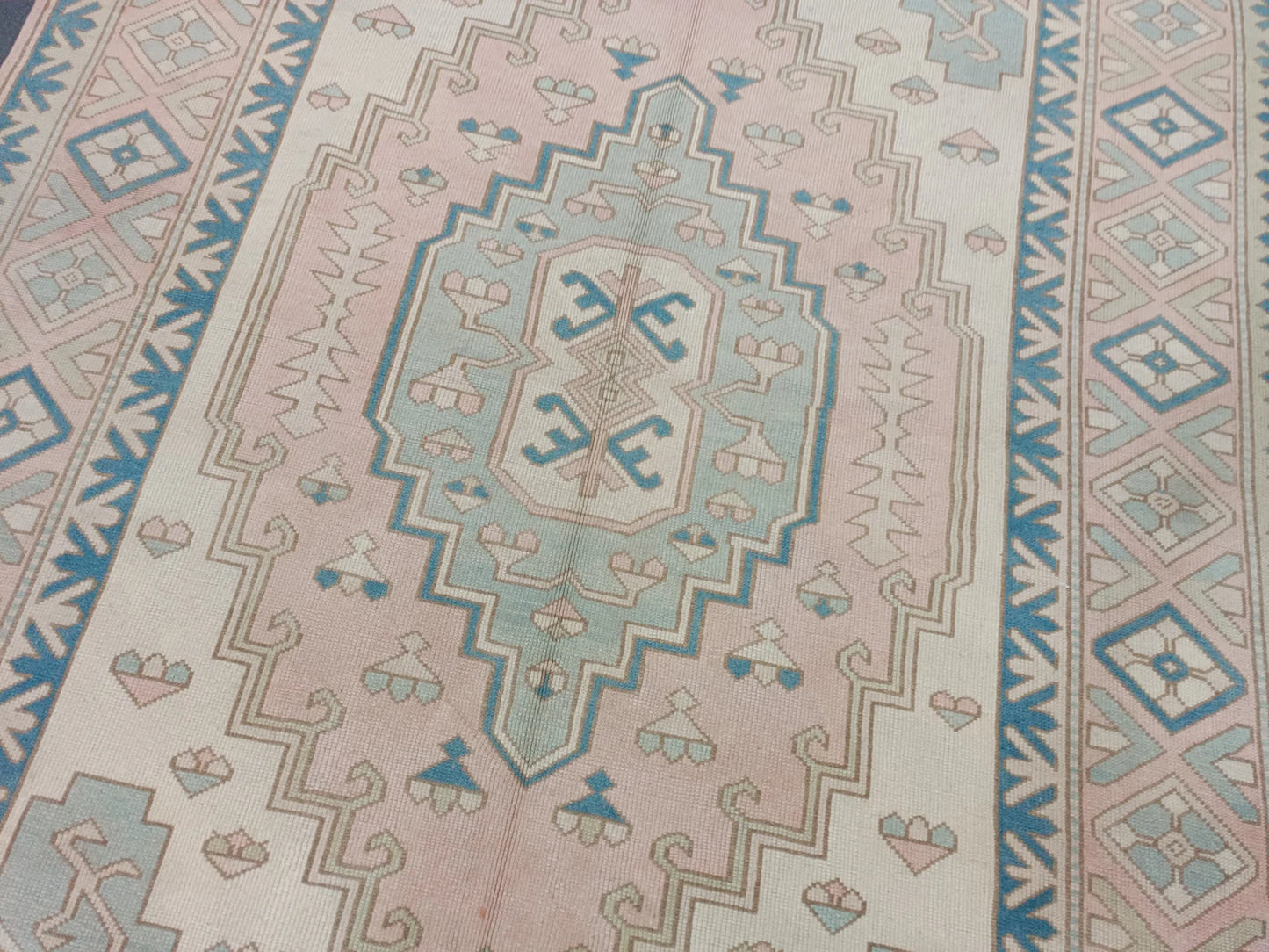 Pastel Turkish Kilim Style Area Rug – Soft Geometric Tribal Carpet in Cream & Blue