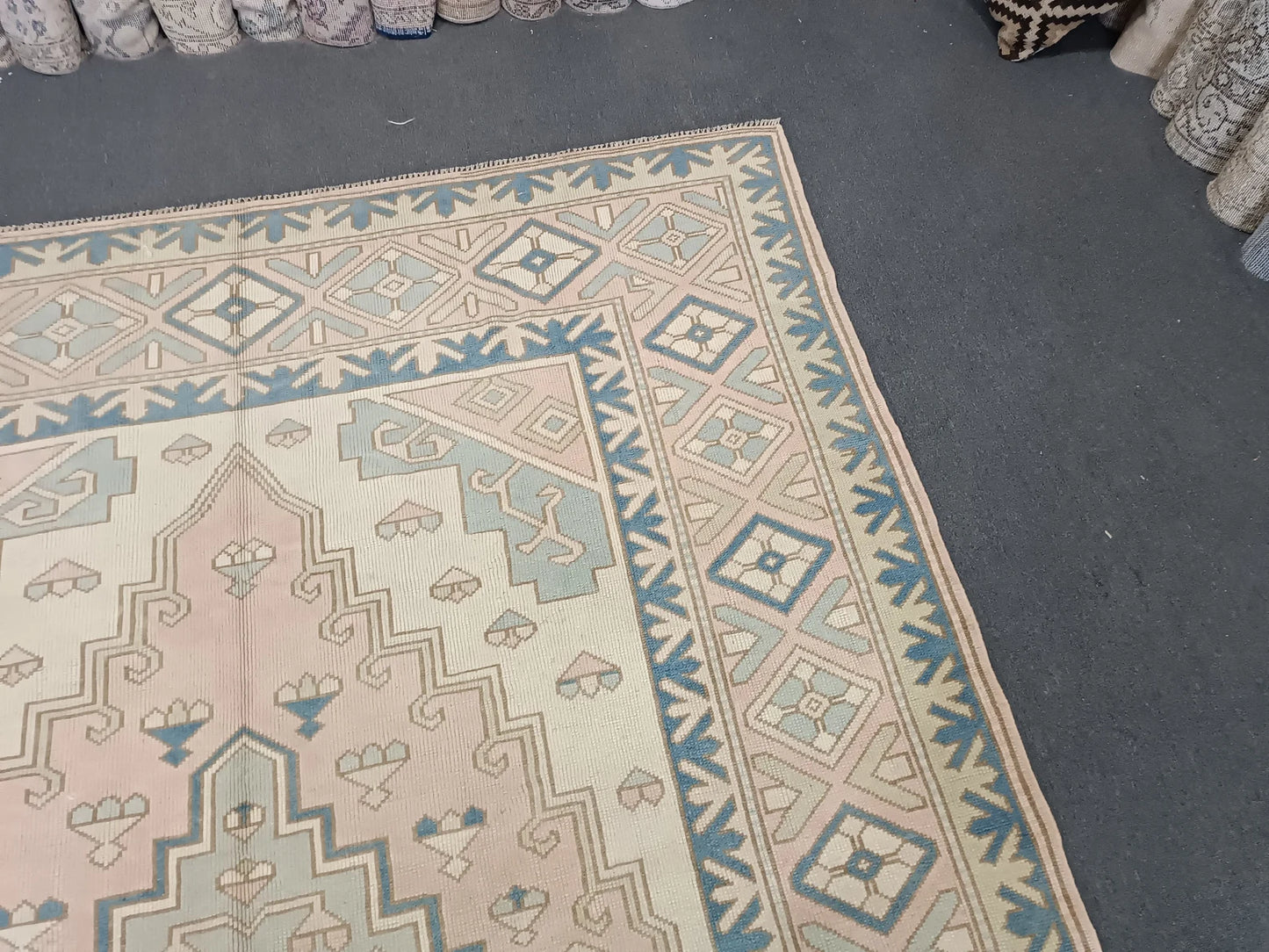 Pastel Turkish Kilim Style Area Rug – Soft Geometric Tribal Carpet in Cream & Blue