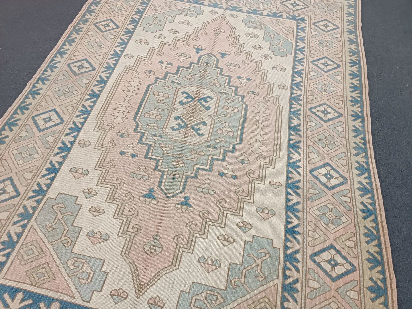 Pastel Turkish Kilim Style Area Rug – Soft Geometric Tribal Carpet in Cream & Blue